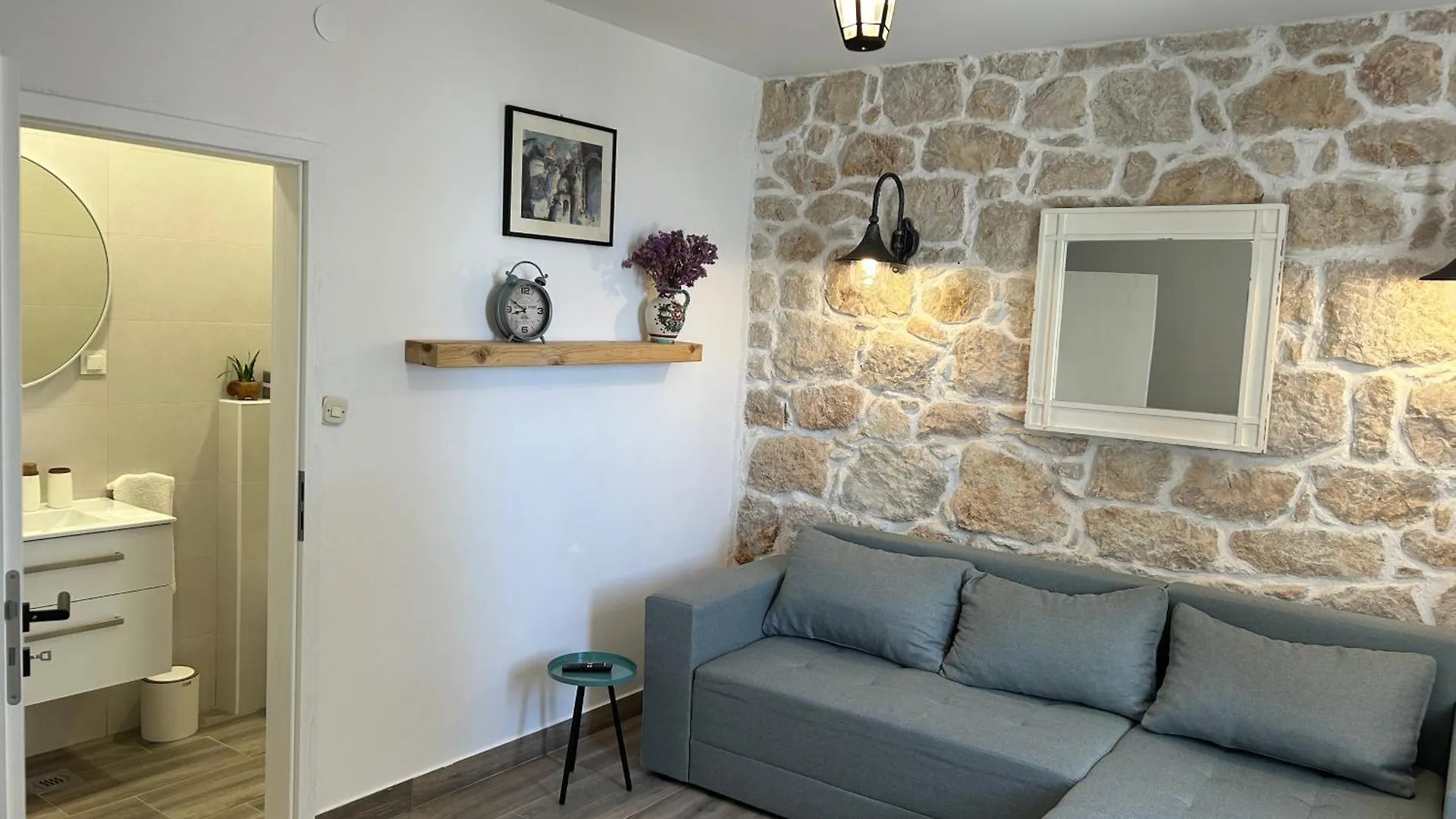 Guest house Holiday House Pantovcak, Secluded Stone House With Heated Pool And Unique View Rab Town