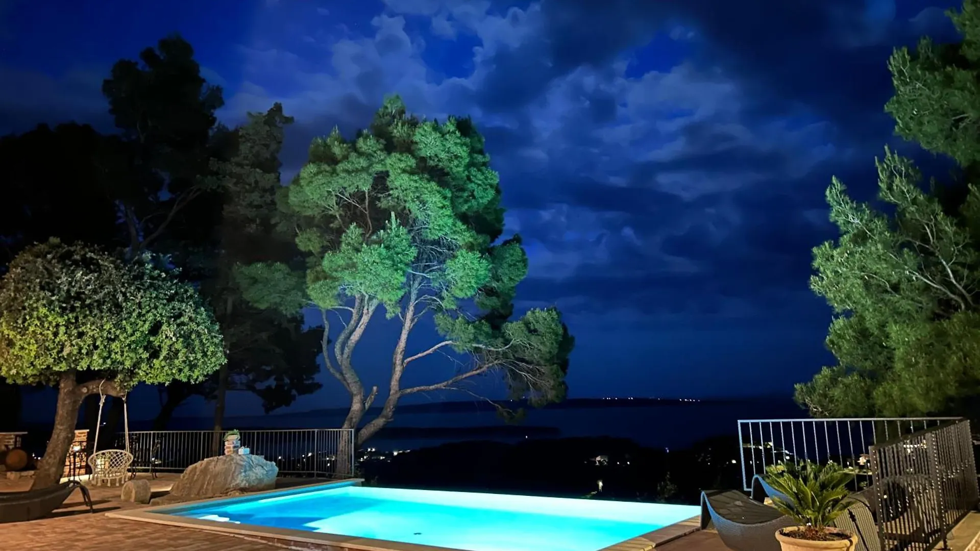 Holiday House Pantovcak, Secluded Stone House With Heated Pool And Unique View Rab Town Guest house