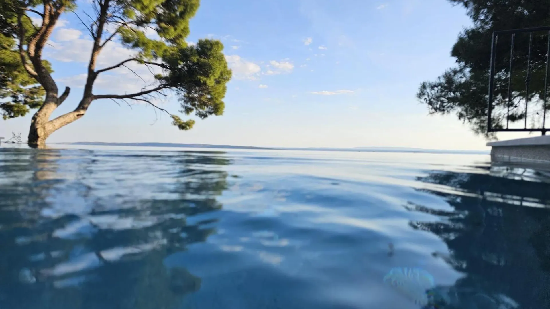 Guest house Holiday House Pantovcak, Secluded Stone House With Heated Pool And Unique View Rab Town