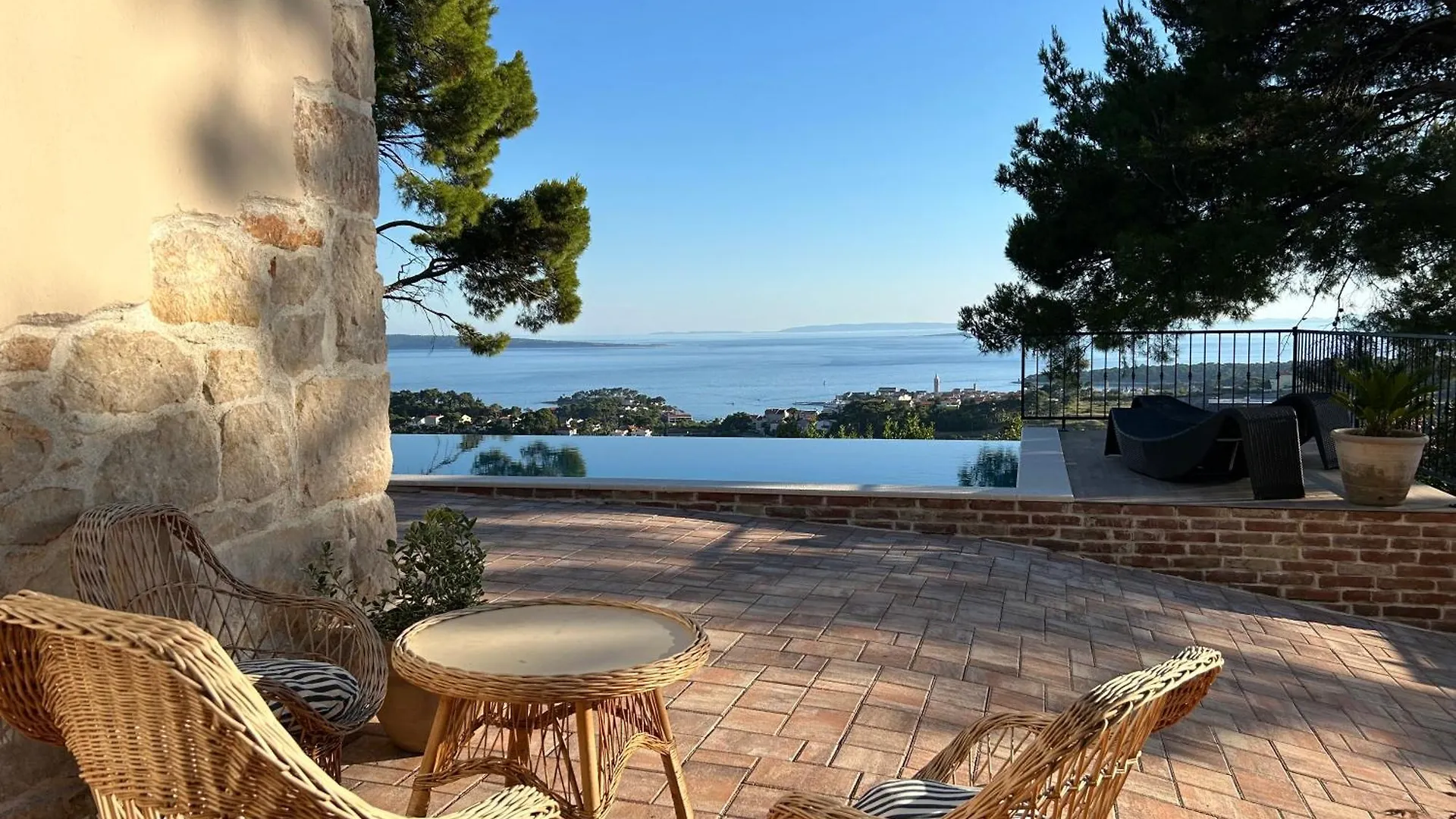Holiday House Pantovcak, Secluded Stone House With Heated Pool And Unique View Rab Town Guest house