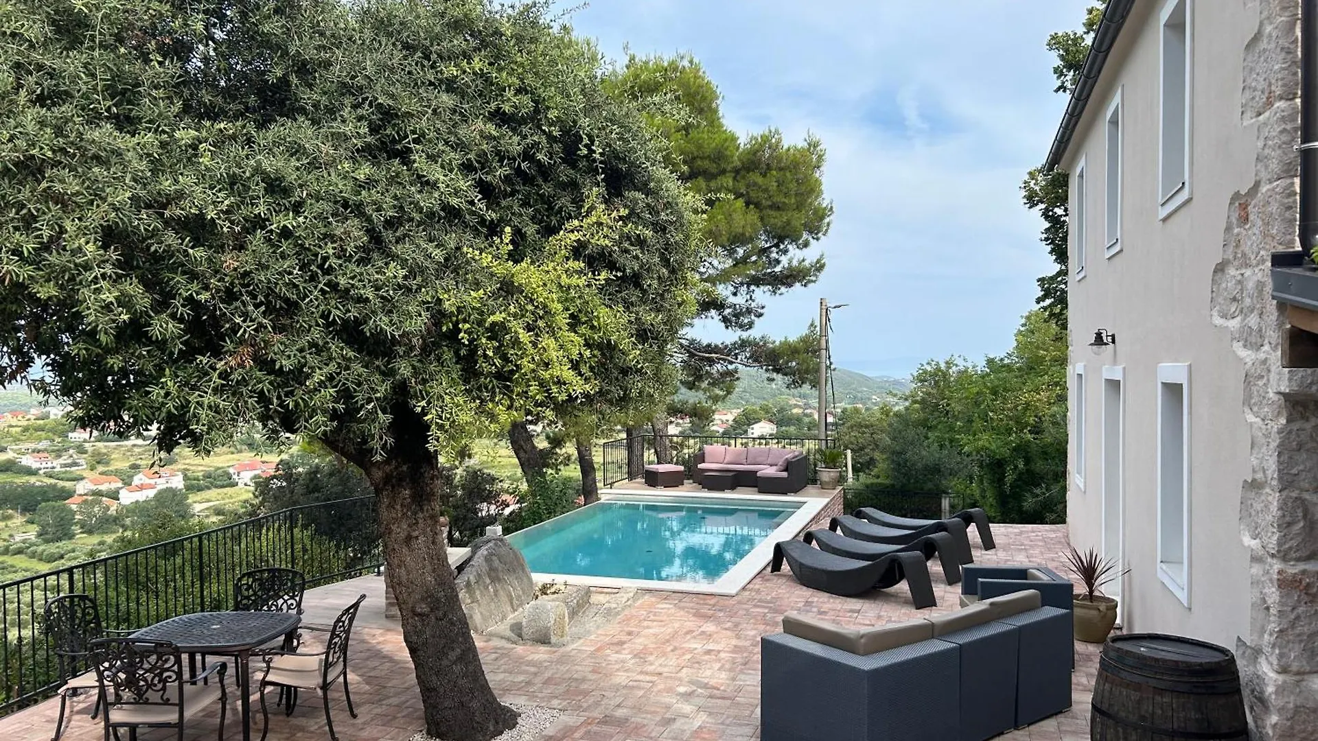 Guest house Holiday House Pantovcak, Secluded Stone House With Heated Pool And Unique View Rab Town