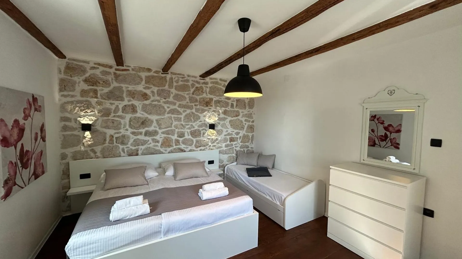 Guest house Holiday House Pantovcak, Secluded Stone House With Heated Pool And Unique View Rab Town