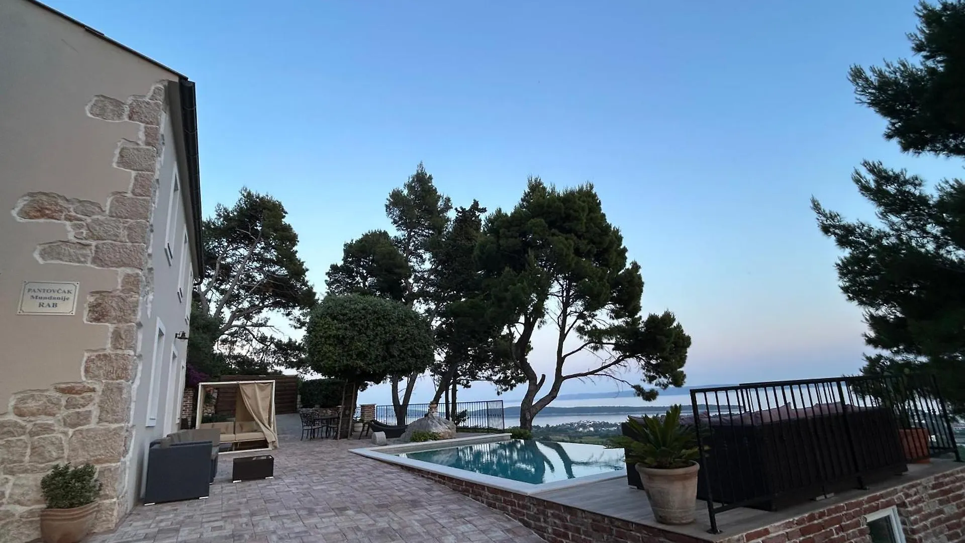 Guest house Holiday House Pantovcak, Secluded Stone House With Heated Pool And Unique View Rab Town